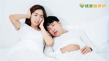 不只擾人清夢！「睡眠呼吸中止症」有哪些影響？與一般打呼差異何在？