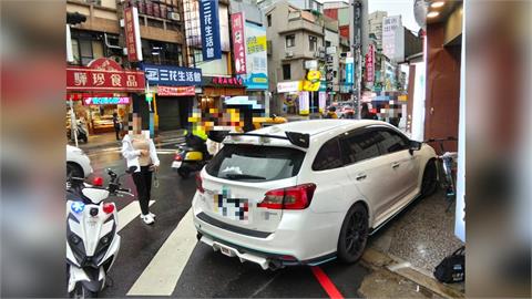 又毒駕！轎車三和夜市自撞電桿　駕駛如「喪屍」倒地嚇壞民眾