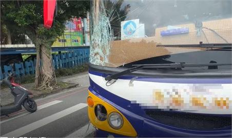 悚！蘇澳遊覽車闖紅燈撞騎士　駕駛竟推卸責任：機車衝太快