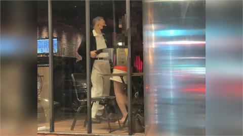 獨家／沈慶京坐輪椅賣慘？情人節前夕進音樂餐廳　與女子搖擺跳舞畫面曝光