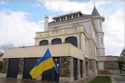 快新聞／普丁女兒豪宅傳被佔領　入侵者舉烏克蘭國旗喊：歡迎難民入住！