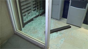 新北土城凌晨驚傳 銀行ATM區玻璃門遭破壞