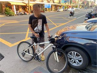 騎單車涉竊檳榔攤香菸　警網路巡邏循線逮人