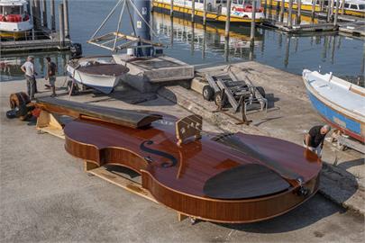 再掀打卡潮！威尼斯版「挪亞方舟」十二呎長小提琴外型意外吸睛