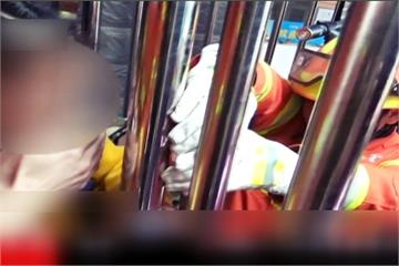 中國連2起孩童卡縫隙 警消救援驚險脫困