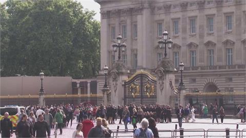 英國女王健康堪憂　白金漢宮聚集大批祈福民眾
