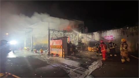 基隆果菜市場內廟深夜大火！　火勢全面燃燒幸無人傷亡