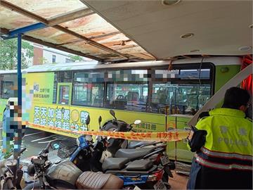 快新聞／驚！公車插進騎樓「黃衣男急躲開」　他曝：聽到聲音轉頭就撞進來