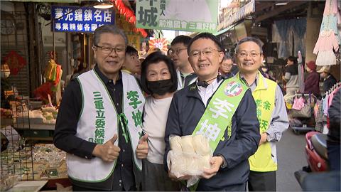 楊烈市場拜票輔選李坤城　抨擊藍白在分贓