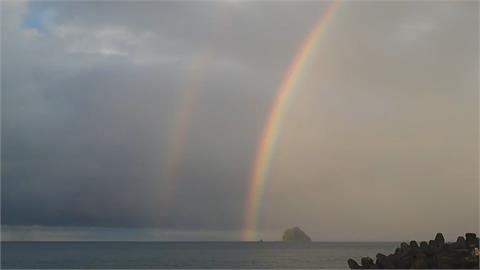 「虹」與「霓」同步出現　基隆外木山兩道彩虹吸睛