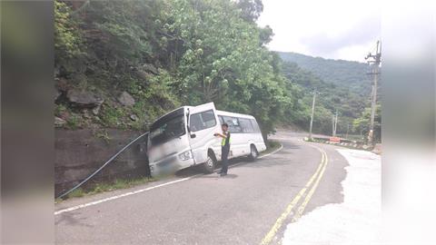快新聞／高雄客運滑落茂林山區水溝　警即刻救援「一暖舉」全網動容