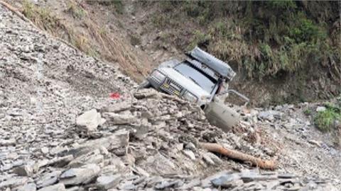 丹大林道落石坍方　吉普車墜60米深山谷超驚險