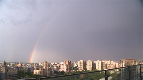 台東現「火燒雲」壯觀美景　氣象署：午後雷陣雨後現象