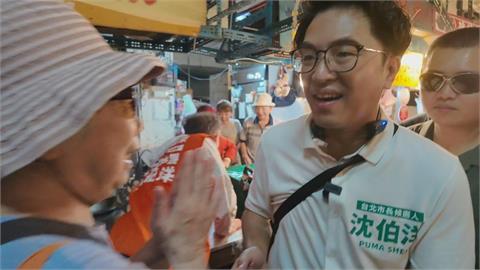 沈伯洋掃街握手太頻繁「受傷了」！幕僚當場「做1事」網心疼：看起來真的累了