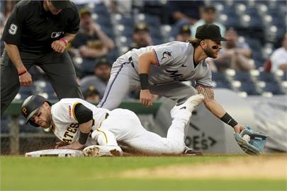 MLB(影)／是系隊在公園比賽？馬林魚守備大煮粥「一支短打掉2分」遭海盜打爆