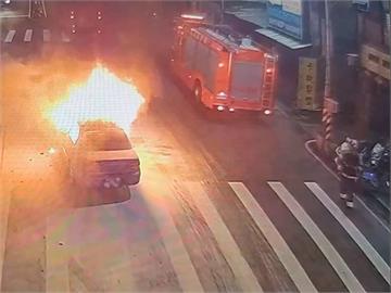 轎車引擎室.車廂起火燃燒　陷入火海　2人驚險跳車逃命