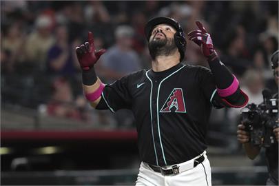 MLB(影)／一響尾蛇球迷多次干擾外野手接球　球隊忍無可忍只好「這樣做」