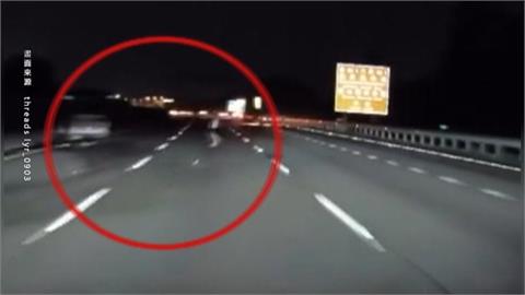 國道出現白衣男穿越車道 駕駛嚇到急閃