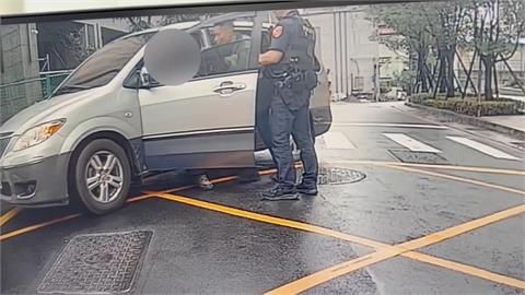 拒絕盤查一度「動手推警」　車內藏３失聯移工、１人身藏毒