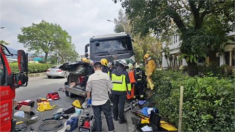 快新聞/宜蘭頭城砂石車失控撞休旅車 4人受困警消搶救中