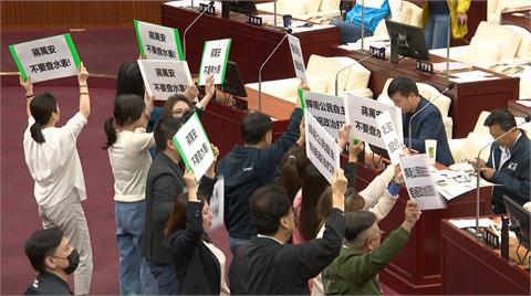 台北市議會開議首日鬧哄哄！　議員送蔣經國日記稱「不要忘記反共」