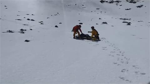 積雪濕滑墜山谷　空勤總隊馳援　登山客輕傷
