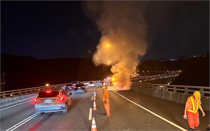 快新聞／國道1號「火燒車」！車全毀剩空殼　64歲駕駛緊急逃生