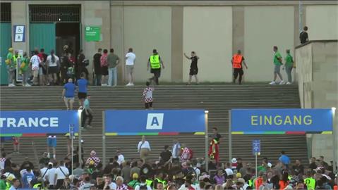 歐洲國家盃足賽「義克」關鍵性一戰　球迷企圖逃票進場被警察抓