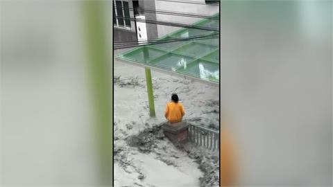 堰塞湖溢流直沖光復鄉　上百車輛滅頂.傳2人失聯