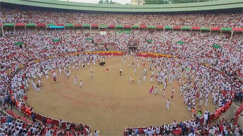 西班牙傳統奔牛節　數千膽大民眾「跑給公牛追」