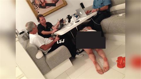 快新聞／艾普斯坦最新照片曝光！詭異場景似在「惡魔島」　3男談公事1女跪地