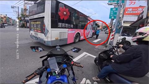 高雄公車司機槓上騎士　路邊停車怒嗆恐挨罰