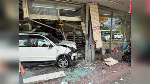快新聞／中壢爆發車禍！轎車「猛撞超商」釀2傷　肇事女駕駛親曝失控原因