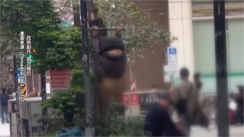 街頭健身房?!　桃園街頭現單槓男