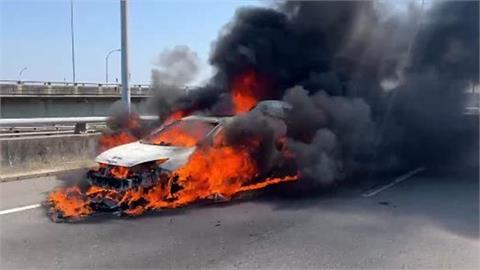 台76線驚傳火燒車事故！小客車遭烈火焚燒　現場驚悚畫面曝光