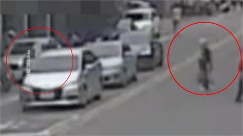 故意開烏龜車？　轎車趁停85秒紅燈　讓2婦路中央上車