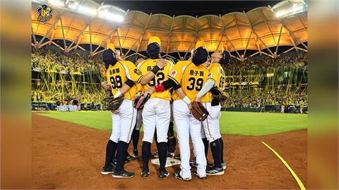 中職(影)／勇奪隊史第20座季冠軍寫聯盟紀錄！中信兄弟封王萬名球迷主場拋黃彩帶