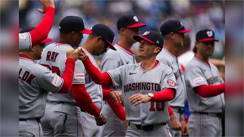 MLB(影)/最年輕總教練奪首勝!33歲國民新教頭開幕戰勝小熊!球員瘋狂慶祝