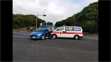 下交流道搶快不禮讓！轎車撞救護車2傷