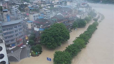 鄭州又逢暴雨人車墜坑洞　陝西土石崩塌急撤2.3萬人