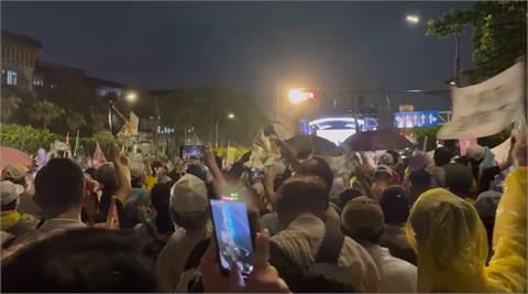 大罷免！民眾冒雨上街頭　百工百業集結凱道號召726勇敢投票