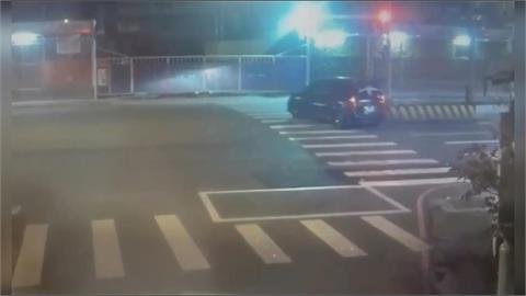 大馬路上甩尾撞分隔島　還狂開百米逃逸「搜出喪屍煙彈」