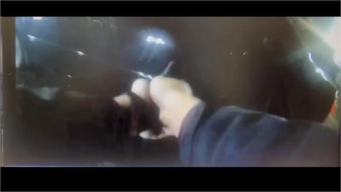 違規跨線被攔查！駕駛拒撿逃　警開槍攔阻自撞分隔島又毒駕