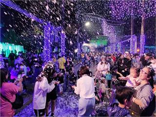 【攻略】屏東聖誕節飄雪了！「10大夢幻燈區」讓你拍出雪國浪漫風情