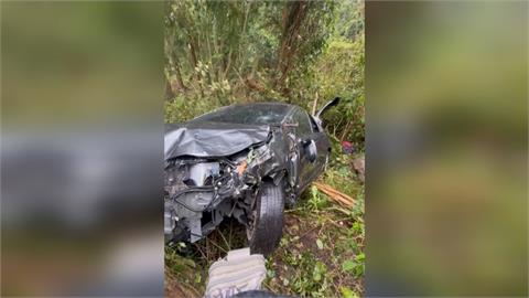 轎車墜落200米深谷　一家四口受困架繩索救援
