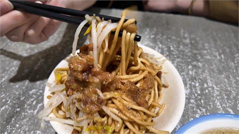 銅板價！肉羹+炒麵百元有找　業者巡桌「免費」加湯
