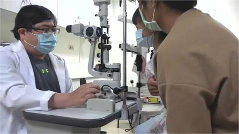 緊盯螢幕練電競…雙眼竟長「千顆結石」！眨眼狂磨傷眼球…醫曝「關鍵成因」