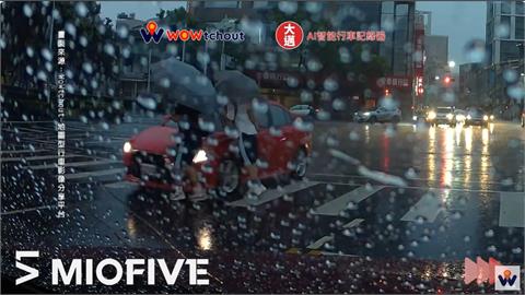 高雄大雨駕駛左轉未禮讓　學生走斑馬線遭撞倒