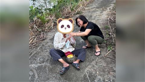 南投水里民眾助走失9旬老翁爆紅！　網友一看照片：是小英