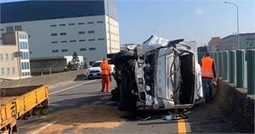 台61線砂石車失控猛撞　小貨車翻覆卡護欄南下塞爆2小時